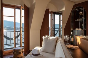 Allergikerbettwaren, Minibar, Zimmersafe, Verdunkelungsvorhänge