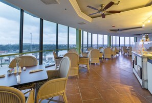 供应午餐和晚餐，国际美食