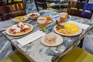 Sudah termasuk sarapan lengkap setiap hari