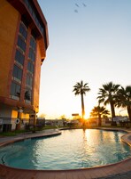 Una piscina al aire libre de temporada, sillones reclinables de piscina