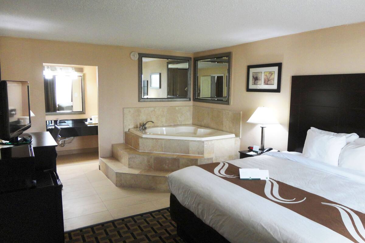 Suite, 1 King Bed, Non Smoking (with Jetted Tub) | Egyptian cotton sheets, premium bedding, pillowtop beds, desk