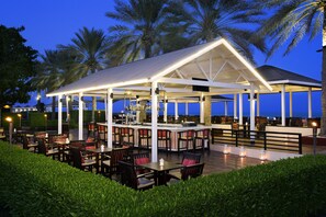3 bars/lounges, pub, cocktail bar - Hilton Fujairah Resort (Al-Fujairah)