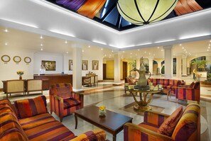 Lobby sitting area - Hilton Fujairah Resort (Al-Fujairah)