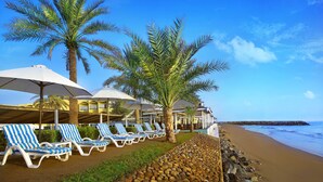 Private beach, free beach cabanas, sun loungers, beach umbrellas - Hilton Fujairah Resort (Al-Fujairah)