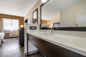 Escritorio, cortinas blackout y tabla de planchar con plancha
