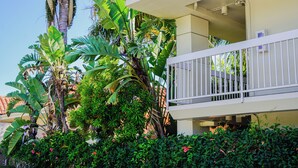 A building with a white balcony, surrounded by lush greenery and tropical plants. - Uptown Oasis San Jose Airport & Silicon Valley (San Jose)