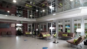 A spacious lobby with high ceilings, modern seating, and large windows. - Uptown Oasis San Jose Airport & Silicon Valley (San Jose)