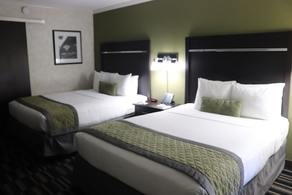 Seprai premium, selimut bulu angsa, brankas, dan meja kerja