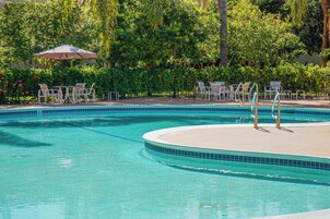 Una piscina al aire libre, cabañas de piscina (de pago), sombrillas