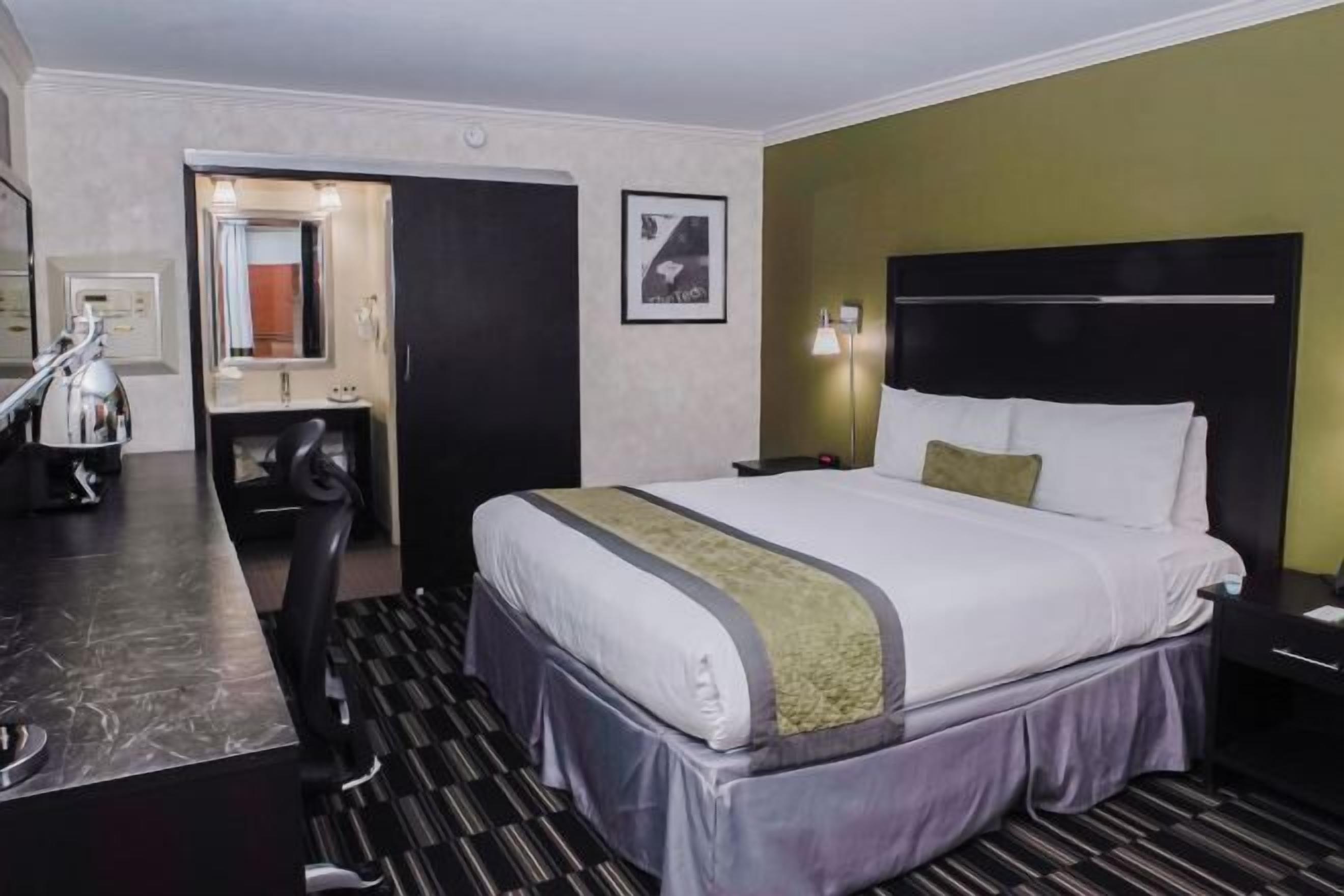 Premium bedding, down comforters, in-room safe, desk