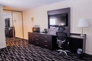 Executive Studio Suite | Living area | Flat-screen TV