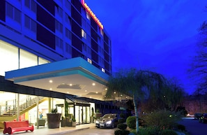 Bagian depan properti - sore/malam