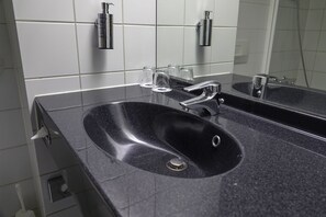 Tina con regadera y toallas 