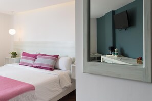 A modern hotel room with a bed, a nightstand, a TV, and a window. - Hotel Fontan Reforma Centro Histórico (Mexico City)