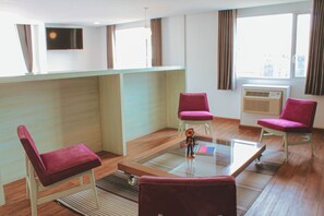 Suite, 1 King Bed (Master) | Living area | 22-inch LCD TV with cable channels, TV - Hotel Fontan Reforma Centro Histórico (Mexico City)