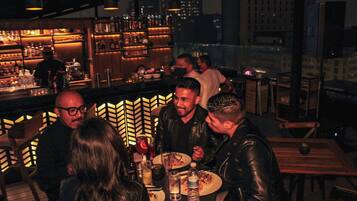 Bar panoramico, con tavoli all'aperto, aperto tutti i giorni