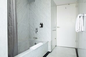 Suite, 1 très grand lit (Master) | Salle de bain | Douche, douche cascade, articles de toilette écologiques