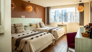 A hotel room with two beds, a desk, and a view of the city. - Hotel Fontan Reforma Centro Histórico (Mexico City)