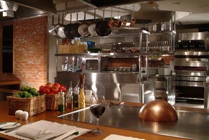 2 restaurants, breakfast, lunch served; local and international cuisine