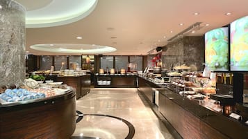 Daily self-service breakfast (TWD 605 per person)