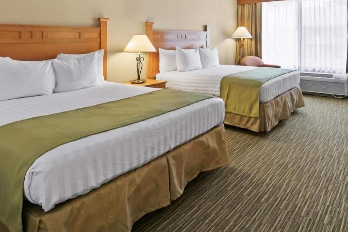 Desk, laptop workspace, iron/ironing board, free WiFi