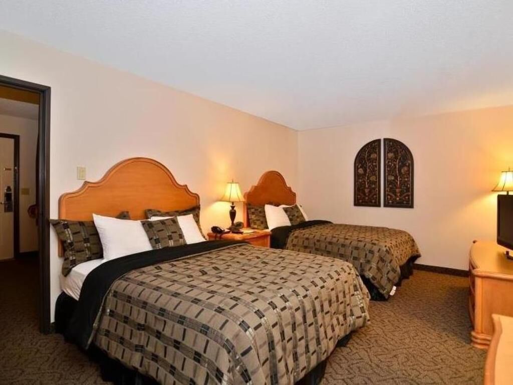 Desk, laptop workspace, iron/ironing board, free WiFi