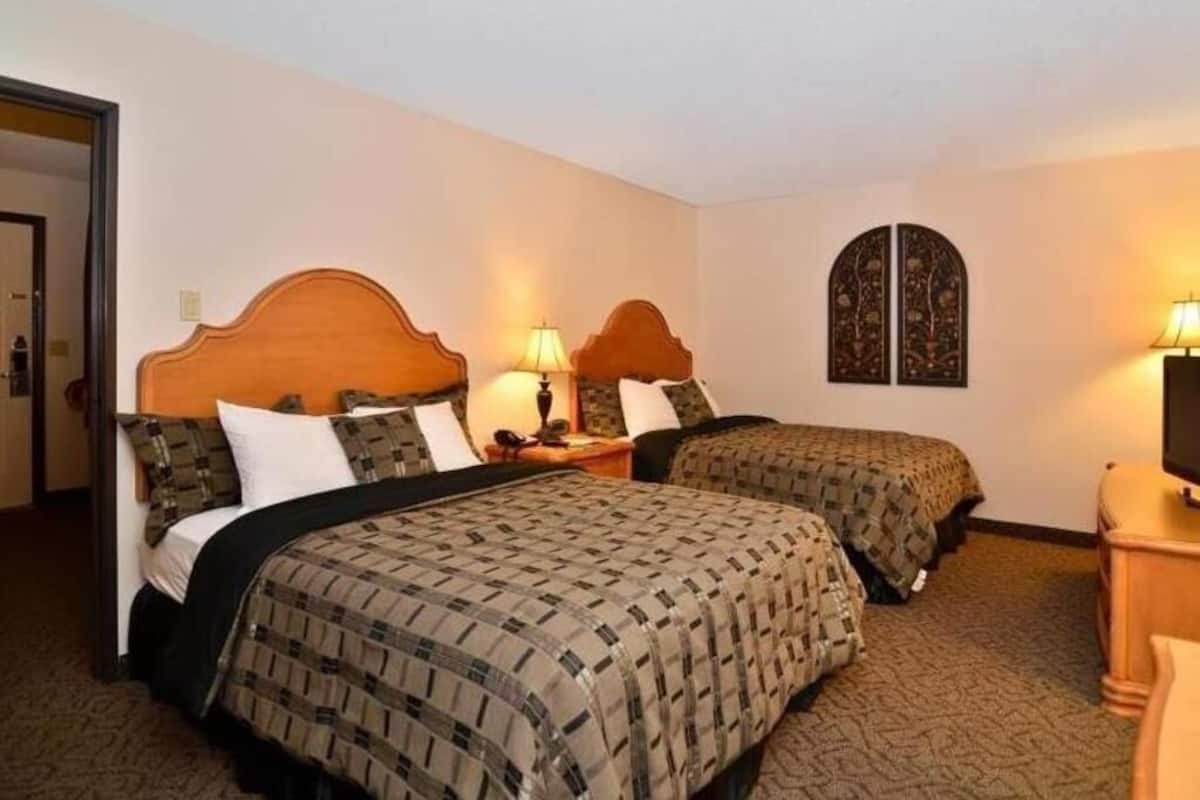 Desk, laptop workspace, iron/ironing board, free WiFi