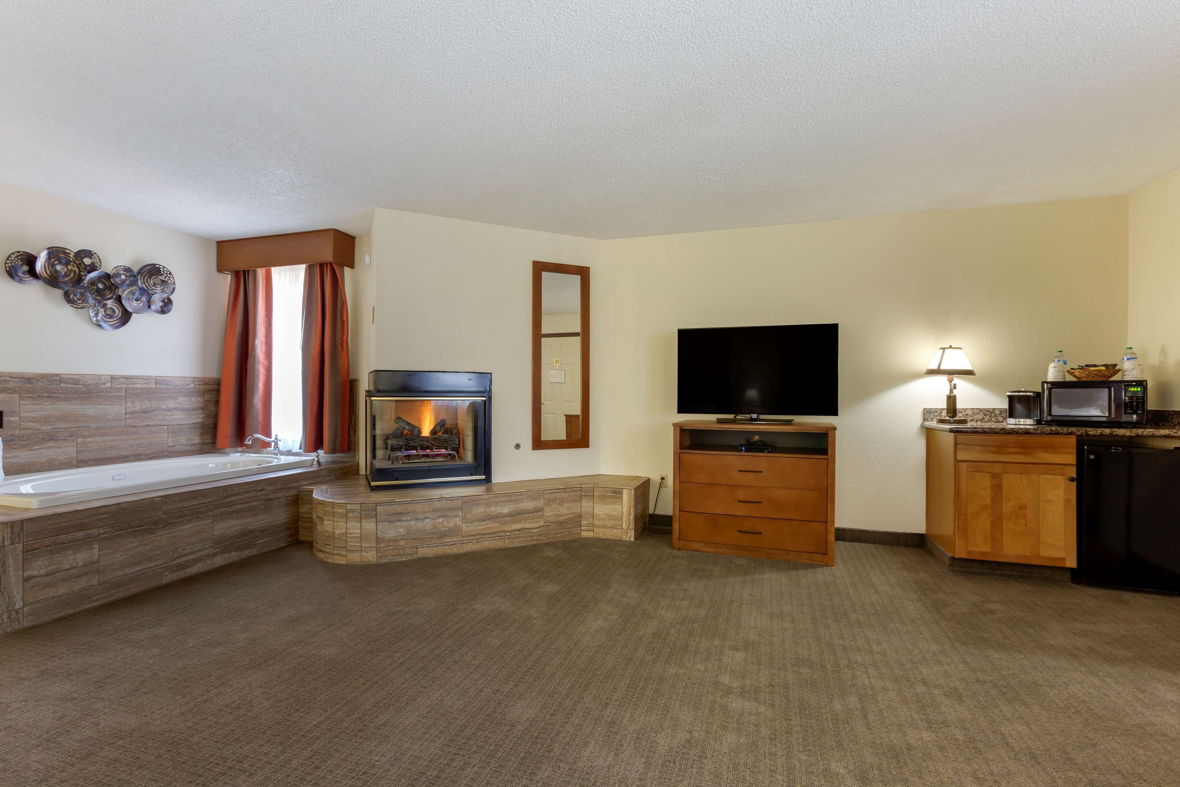 suite, 1 king bed, non smoking, jetted tub (2nd floor) | 1 bedroom, desk, laptop workspace, iron/ironing board