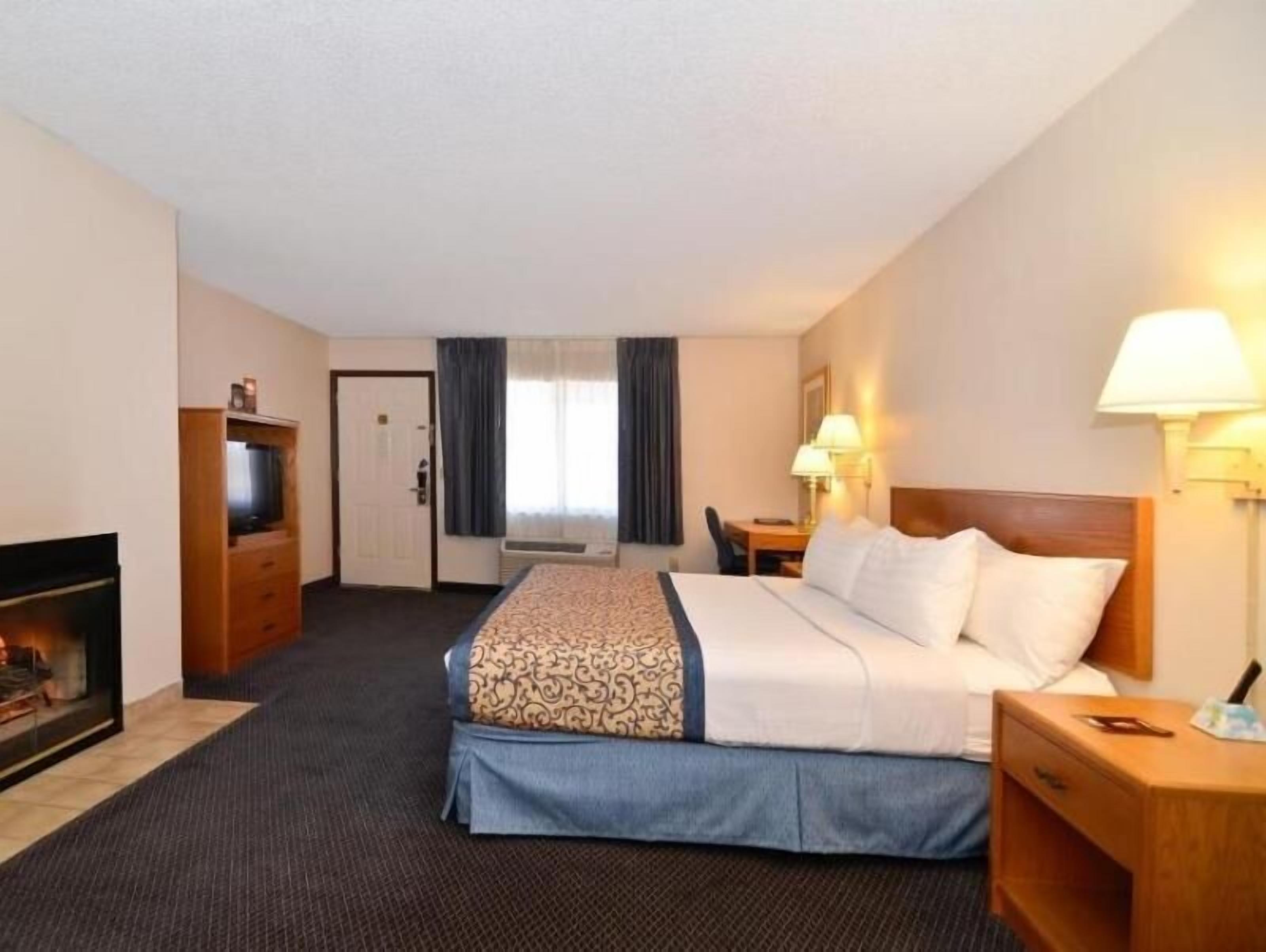 Desk, laptop workspace, iron/ironing board, free WiFi