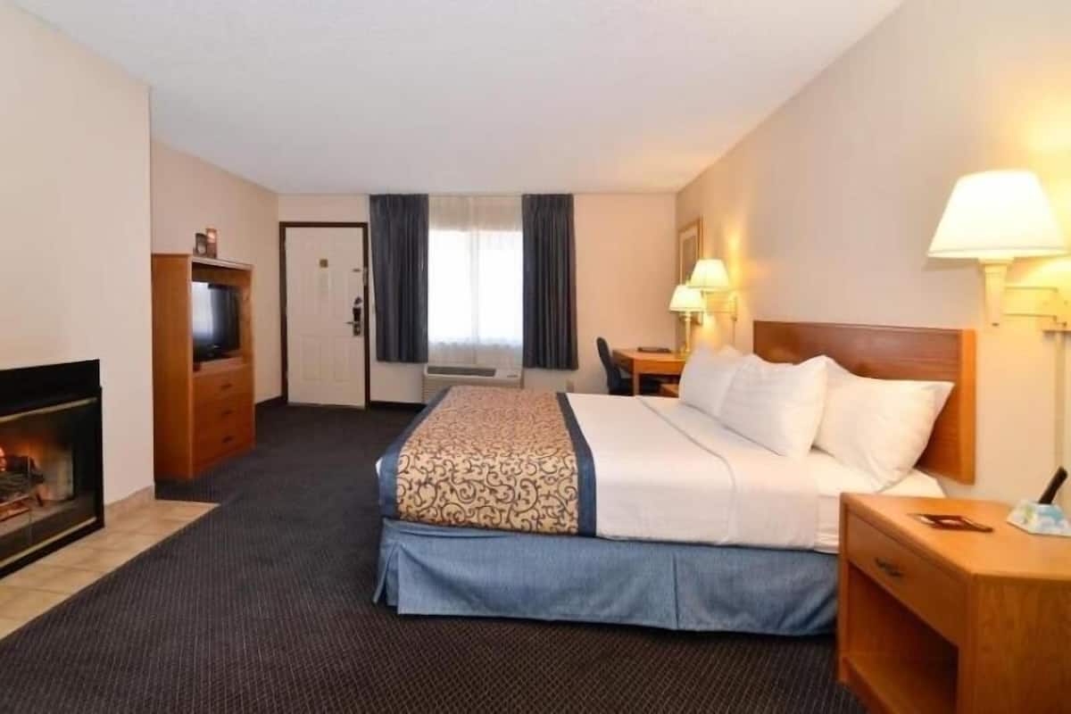 Desk, laptop workspace, iron/ironing board, free WiFi