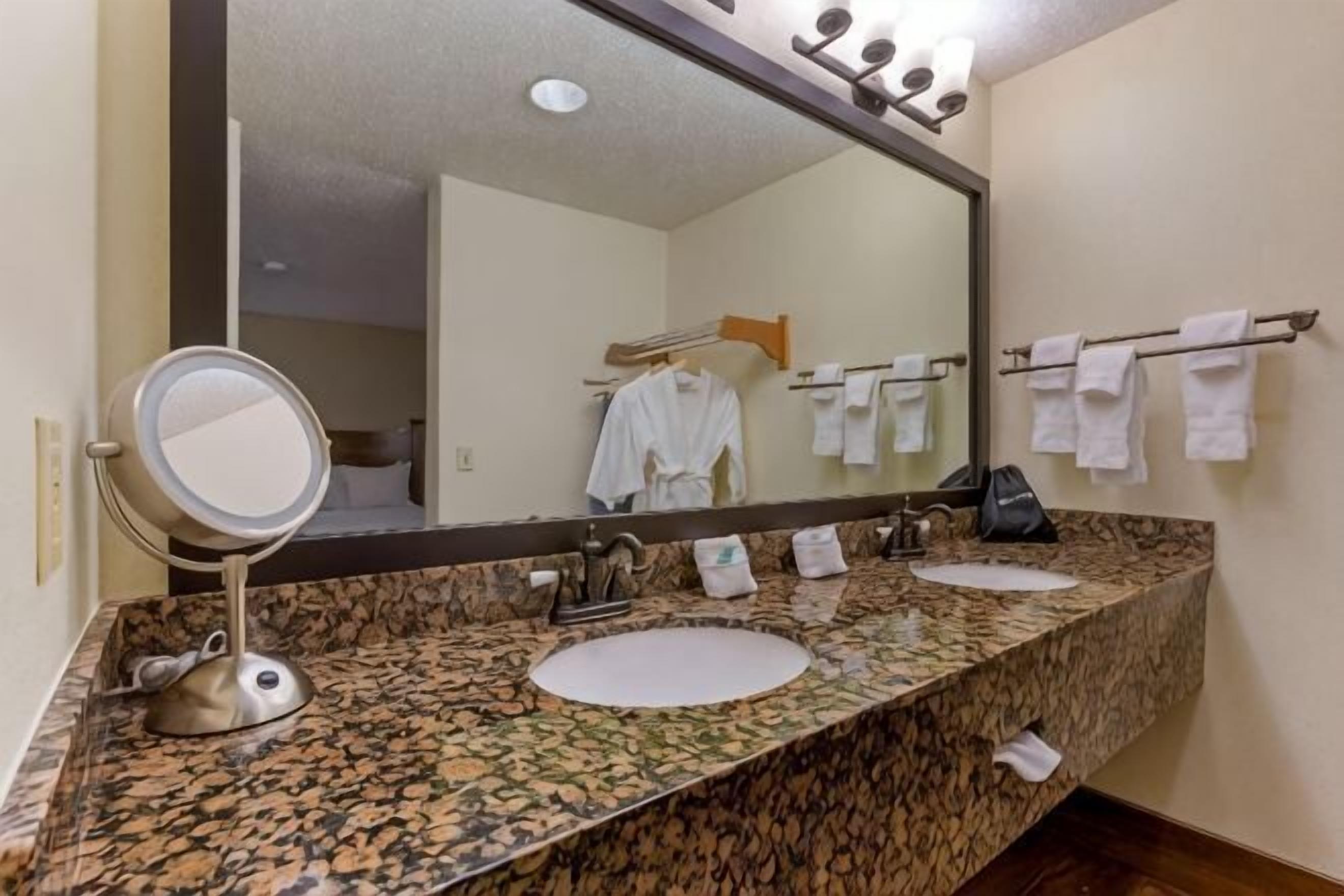 淋浴/盆浴组合、免费洗浴用品、吹风机、毛巾