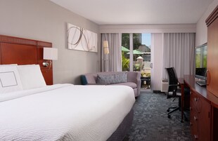 Room, 1 King Bed (Poolside, Pool Access) | Hypo-allergenic bedding, pillowtop beds, in-room safe, desk