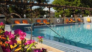 Außenpool, geöffnet von 06:30 Uhr bis 20:00 Uhr, Liegestühle