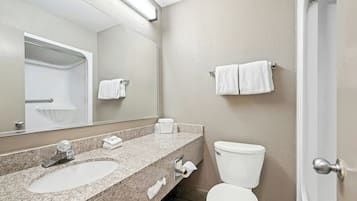 Combined shower/bathtub, free toiletries, towels
