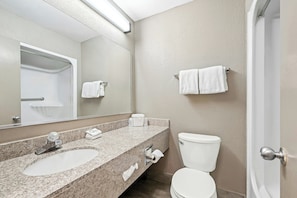 Combined shower/tub, free toiletries, towels - Red Roof Inn Charlotte - University (Charlotte)
