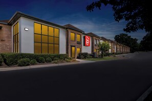 Front of property - evening/night - Red Roof Inn Charlotte - University (Charlotte)
