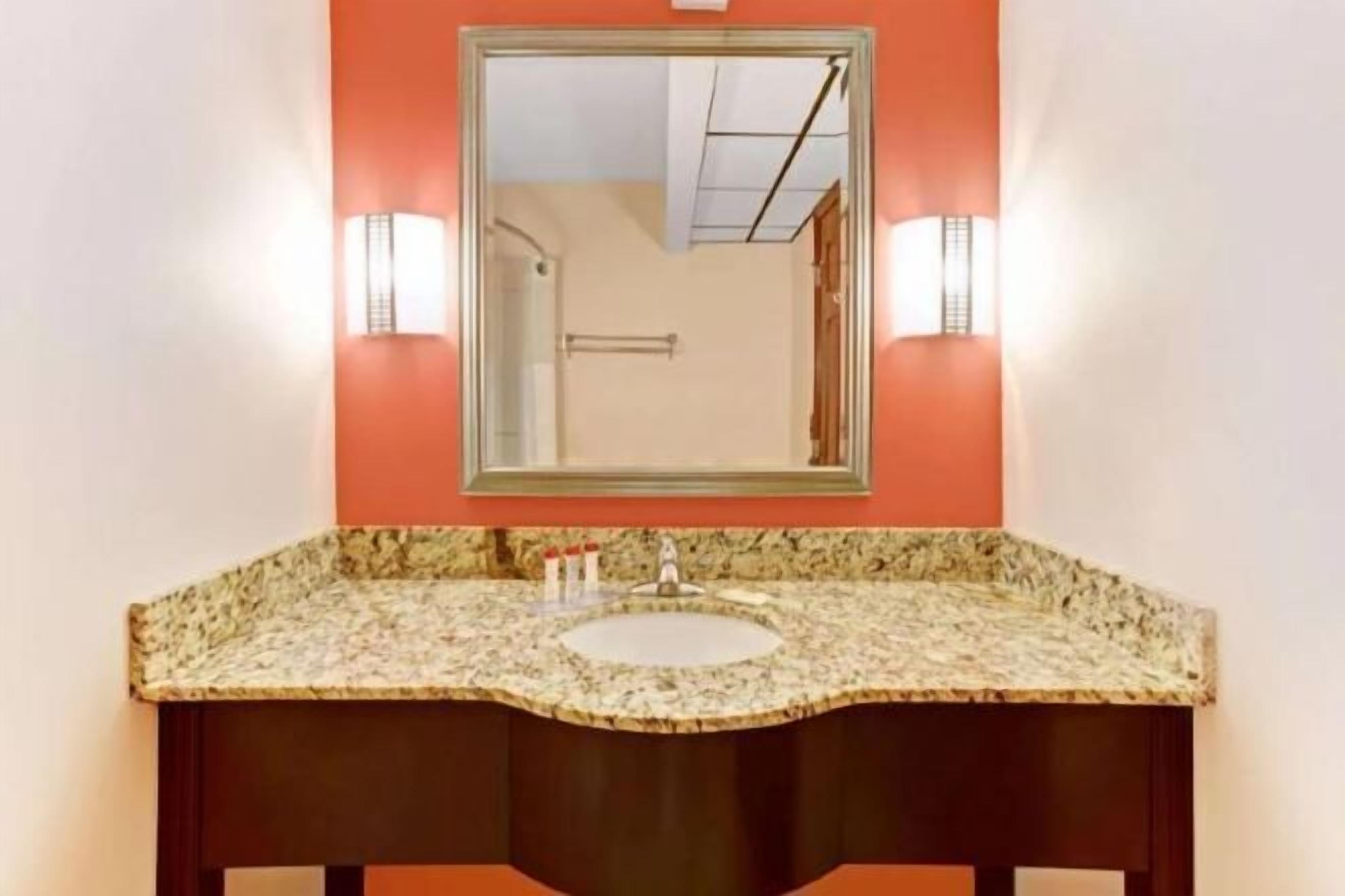 Baño | Tina con regadera, tina profunda, amenidades de baño gratuitas 