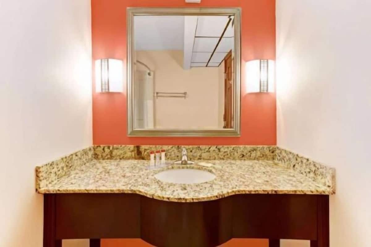 Baño | Tina con regadera, tina profunda, amenidades de baño gratuitas