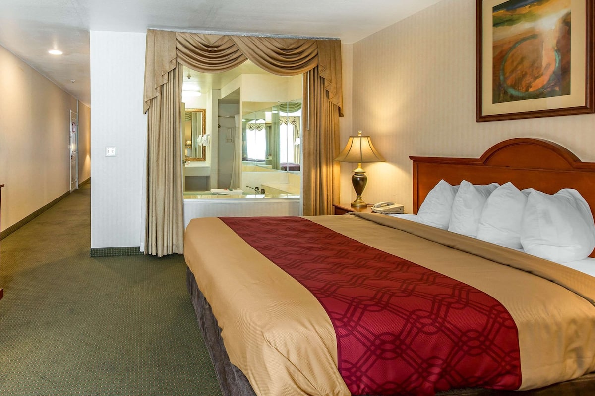 Suite, 1 King Bed with Sofa bed, Non Smoking | Desk, blackout drapes, iron/ironing board, free cribs/infant beds