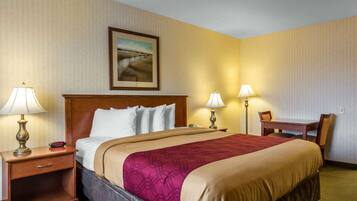 Escritorio, cortinas blackout y tabla de planchar con plancha