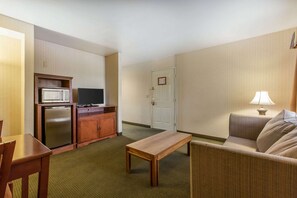 Suite, 1 letto king con divano letto, non fumatori | Una scrivania, tende oscuranti, ferro/asse da stiro