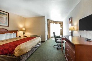 Suite, 1 letto king con divano letto, non fumatori | Una scrivania, tende oscuranti, ferro/asse da stiro