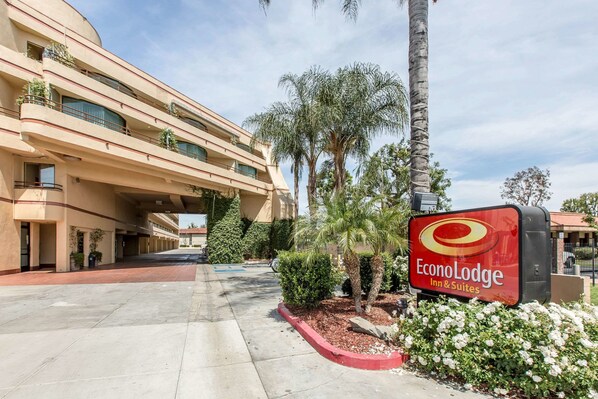 A hotel entrance with a sign for EconoLodge Inn & Suites. - Econo Lodge Inn & Suites Riverside - Corona (Riverside)