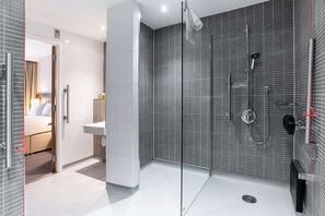 Combined shower/bathtub, free toiletries, hair dryer, towels - Hilton London Gatwick Airport (Gatwick)