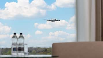 Executive Room, 1 King Bed | Premium bedding, in-room safe, desk, laptop workspace