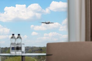 Ropa de cama de alta calidad y caja de seguridad en la habitación 