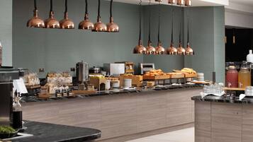 Sarapan lengkap setiap hari (GBP 21.50 per orang)