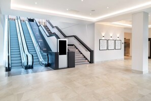 Lobby - Hilton London Gatwick Airport (Gatwick)