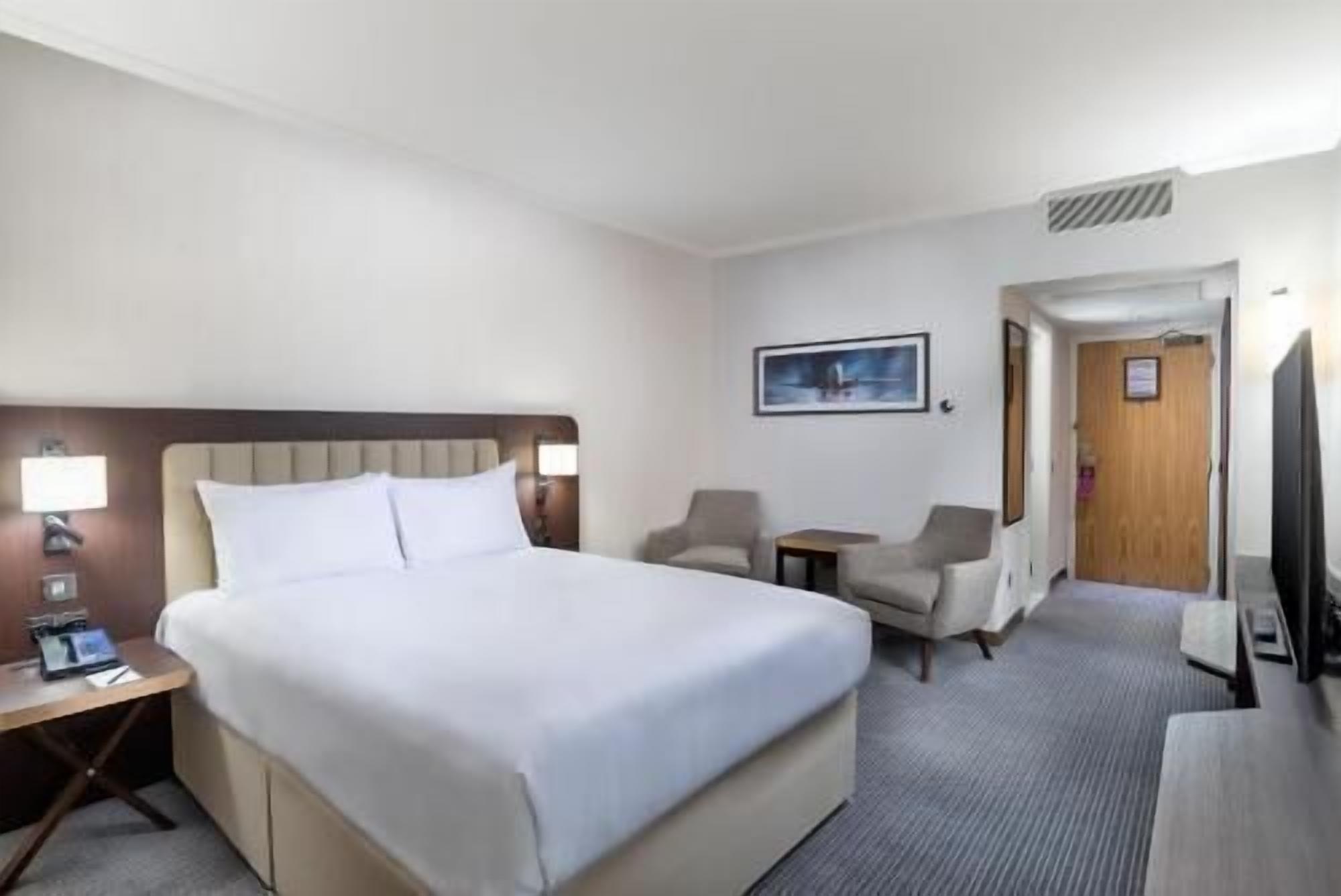Luxe beddengoed, een kluis op de kamer, een bureau, een laptopwerkplek