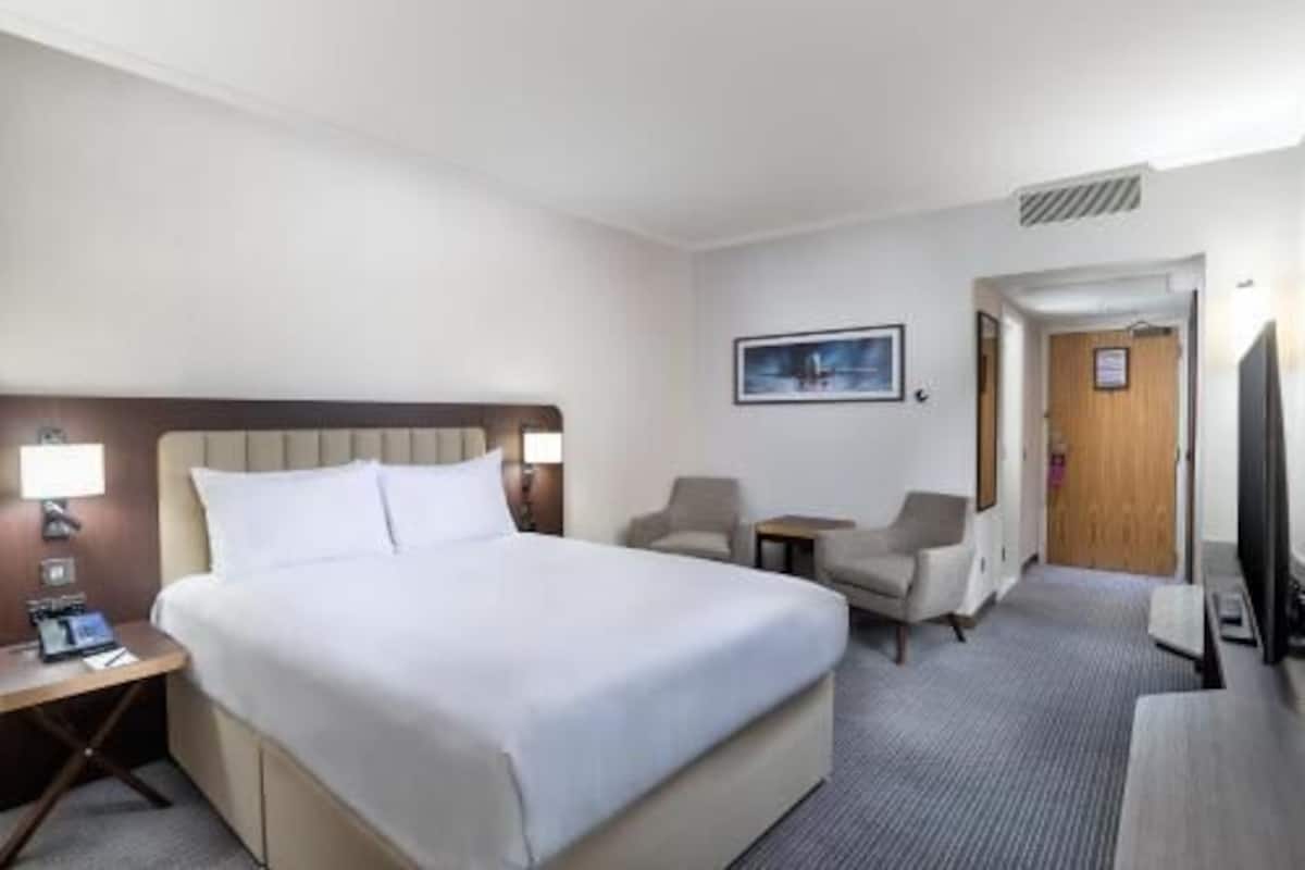 Ropa de cama de alta calidad y caja de seguridad en la habitación